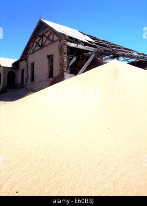 Kolmanskop, eine verlassene Bergbaustadt am Rande des Serrgerbiet, in der Nähe von Lüderitz, Namibia Stockfoto