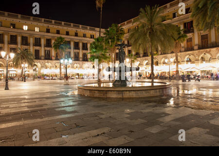 Placa Reial nachts im gotischen Viertel in Barcelona, Katalonien, Spanien. Stockfoto