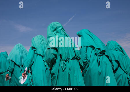 Grüne Ordensmitglieder Gorsedd Barden - in ihre Gewänder gekleidet, besuchen die Induktion Zeremonie in Llanelli. Stockfoto