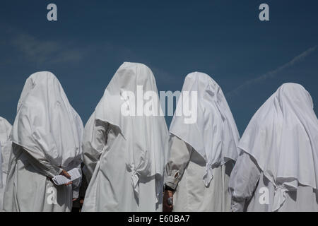 Mitglieder der höchsten Ordnung von Gorsedd Barden - gekleidet in ihren weißen Gewändern, besuchen die Induktion Zeremonie. Stockfoto