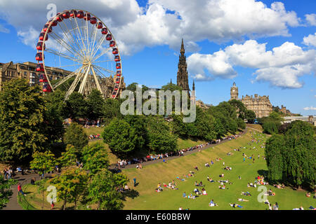 Princes Street Gardens mit Scott Monument, Edinburgh, Schottland, Großbritannien Stockfoto