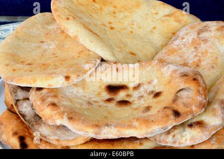 Frisch gekochte Koriander und Knoblauch Naan-Brot. Stockfoto