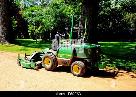 Grün-Dienstprogramm Traktor Rasenmäher, Oxford, Oxfordshire, England, Vereinigtes Königreich, West-Europa. Stockfoto