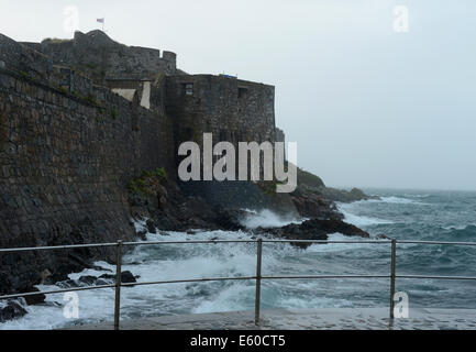 St Peter Port, Guernsey, Channel Islands. 10. August 2014. Castle Cornet in St Peter Port, Guernsey ist durch ex-Hurrikan Bertha zerschlagen wie es geht über Guernsey bringen starke Winde und schwere Regen. Es soll relativ schnell vorbei und fahren Sie Richtung Norden nach Osten in Richtung Schottland und Nord-Ost. © Robert Smith Stockfoto