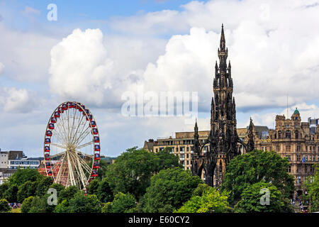 Blick Richtung Princes Street Gardens mit Scott Monument und das Rad von der nahe gelegenen Kirmes, Edinburgh, Scotland, UK Stockfoto