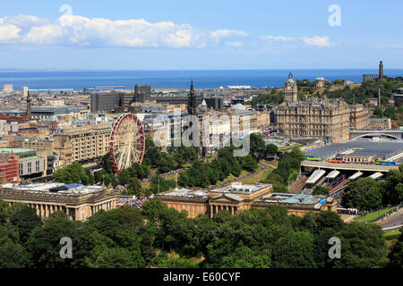 Skyline von Edinburgh mit Blick auf die Princes Street und die Gärten, nach Norden in Richtung der Firth of Forth und die Grafschaft Fife, Stockfoto