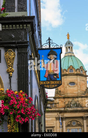 Anmeldung für das Deacon Brodie-Pub, eine bekannte Bar and Restaurant, High Street, die Royal Mile, Edinburgh Stockfoto