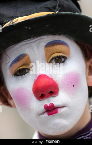 Junges Mädchen als ein Clown-Pantomime an der Edinburgh Fringe Festival, Edinburgh, Scotland, UK Stockfoto