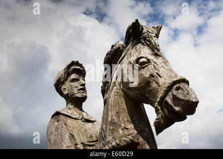 Rebecca Töchter Unruhen (gegen Mautstraßen) Skulptur von Simon Hedger an St Clears, Carmarthenshire Stockfoto