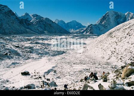 Wanderer auf dem Khumbu-Gletscher auf dem Weg nach Mt Everest Base Camp und zum Gipfel des Kala Pattar. Himalaya, Nepal Stockfoto