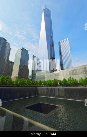 NEW YORK CITY - Mai 21:9 / 11 Memorial im World Trade Center Ground Zero, 21. Mai 2014 in New York City. Das Denkmal ehrt Pers. Stockfoto