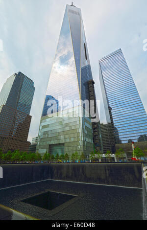 NEW YORK CITY - Mai 21:9 / 11 Memorial im World Trade Center Ground Zero, 21. Mai 2014 in New York City. Das Denkmal ehrt Pers. Stockfoto