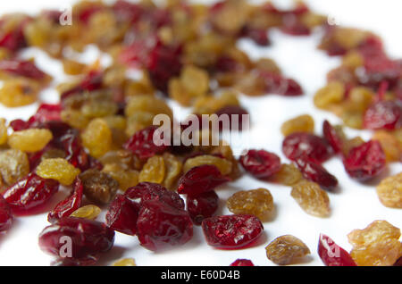 Getrockneten Rosinen und Cranberries, Isolated On White Background Stockfoto