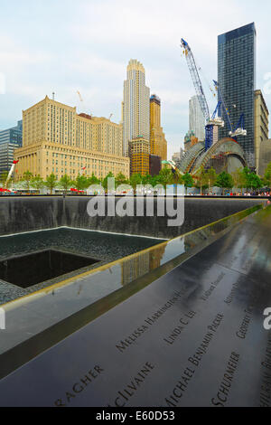 NEW YORK, NY - 21. Mai 2014: Memorial Park in New York City besteht aus zwei Pools mit Wasserfällen 30 ft. Namen der Opfer sind ins Stockfoto