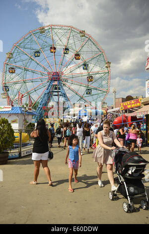 Brooklyn, New York, USA. 9. August 2014. Der vierte jährliche Geschichte Tag Deno Wonder Wheel Amusement Park und The Coney Island History Project, hat Familie Spaß, Musik, Geschichte und Unterhaltung im historischen Coney Island. Bildnachweis: Ann Parry/ZUMA Draht/Alamy Live-Nachrichten Stockfoto