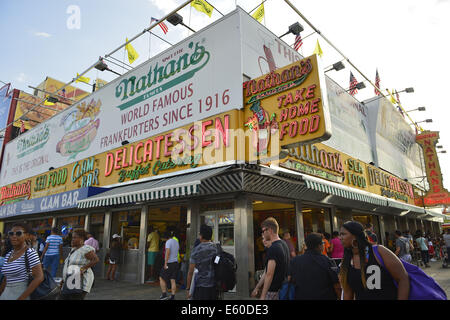 Brooklyn, New York, USA. 9. August 2014. Der vierte jährliche Geschichte Tag Deno Wonder Wheel Amusement Park und The Coney Island History Project, hat Familie Spaß, Musik, Geschichte und Unterhaltung im historischen Coney Island. Viele Leute waren innerhalb und außerhalb der ursprünglichen Nathan Restaurant, das an der Ecke Surf Avenue und Stillwell Avenue steht. Bildnachweis: Ann Parry/ZUMA Draht/Alamy Live-Nachrichten Stockfoto