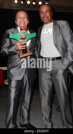 Las Vegas, Nevada, USA. 10. August 2014. Im Ruhestand Profiboxer Roberto Duran und Sugar Ray Leonard erscheinen auf der Bühne zusammen, nachdem Duran in Nevada Boxing Hall Of Fame am 9. August 2014 im New Tropicana Hotel & Casino in Las Vegas, Nevada Kredit aufgenommen wurde: Marcel Thomas/ZUMA Draht/Alamy Live News Stockfoto