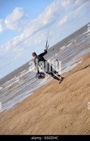 Mann zu Fuß in Richtung Meer Hunstanton, Norfolk, UK, England Stockfoto