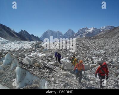 Wanderer auf dem Khumbu-Gletscher auf dem Weg nach Mt Everest Base Camp und zum Gipfel des Kala Pattar. Himalaya, Nepal Stockfoto