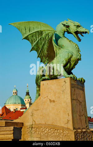 Slowenien, Ljubljana, Dragon Bridge und St. Nicholas Kirche Stockfoto