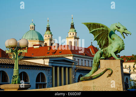 Slowenien, Ljubljana, Dragon Bridge und St. Nicholas Kirche Stockfoto