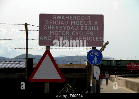 Vorsicht Zeichen in Walisisch und Englisch vorbeifahrenden Motorräder und andere Fahrzeuge verbieten Stockfoto