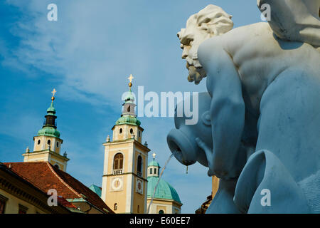 Slowenien, Ljubljana, Robba Brunnen und St. Nikolaus Kirche Stockfoto