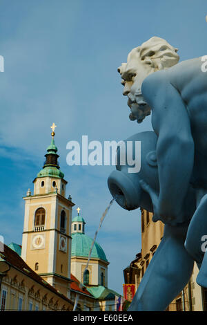 Slowenien, Ljubljana, Robba Brunnen und St. Nikolaus Kirche Stockfoto