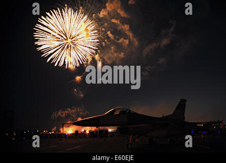 Feuerwerk explodieren über ein Flugzeug der US Air Force f-16 Fighting Falcon während Liberty Fest, ein Independence Day Feier, veranstaltet von der 51. Kraft Support Squadron 4. Juli 2014 auf Osan Air Base, Südkorea. Stockfoto