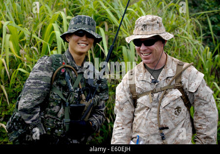 USA und südkoreanischen Marines bereiten in den experimentellen Übungen als Teil des Randes des Pazifiks 11. Juli 2014 in Kahuku Trainingsbereich, Hawaii teilnehmen. Stockfoto