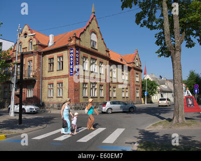 Straßenkreuzung in der Ecke des Akadeemia und Lõuna Street in Pärnu. Estland Stockfoto