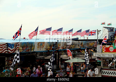 Union Jack und amerikanischen Fahnen auf dem Jahrmarkt in Towyn in der Nähe von Rhyl Nord-Wales Stockfoto