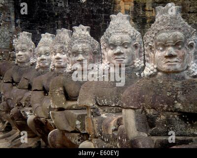 Khmer Bayon Statuen am Südtor von Angkor Thom und Preah Khan, Teil des Komplexes Angkor, Siem Reap, Kambodscha Stockfoto