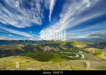 Berglandschaft mit Fluss und schneebedeckten Gipfeln Stockfoto