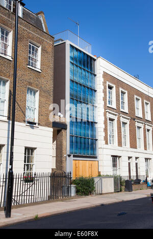 Zeitgenössische Gebäude unter viktorianischen Häuser in einer Periode Terrasse, Nord-London Stockfoto