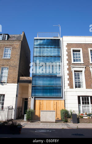 Zeitgenössische Gebäude unter viktorianischen Häuser in einer Periode Terrasse, Nord-London Stockfoto