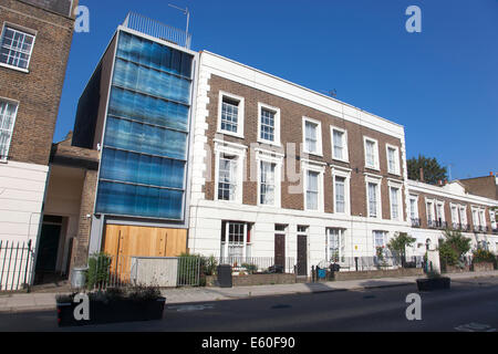 Zeitgenössische Gebäude unter viktorianischen Häuser in einer Periode Terrasse, Nord-London Stockfoto