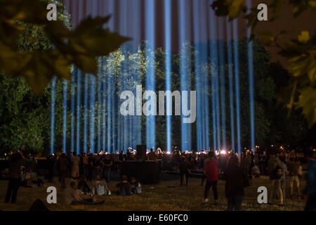 Menschen sammeln sich um die installation Stockfoto