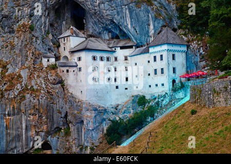 Slowenien, Notranjska Region, mittelalterliche Burg Predjama bei Nacht Stockfoto