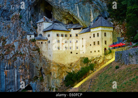 Slowenien, Notranjska Region, mittelalterliche Burg Predjama bei Nacht Stockfoto