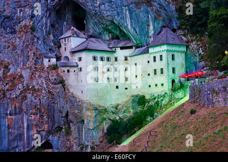 Slowenien, Notranjska Region, mittelalterliche Burg Predjama bei Nacht Stockfoto