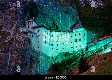 Slowenien, Notranjska Region, mittelalterliche Burg Predjama bei Nacht Stockfoto