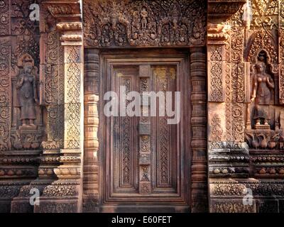 Bas-Relief-Details im hinduistischen Tempel Banteay Srei, Bestandteil der komplexen Angkor, Siem Reap, Kambodscha Stockfoto