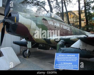 Ein uns Air Force Douglas a-1 Skyraider Flugzeug auf dem Display in das War Remnants Museum, Ho-Chi-Minh-Stadt, Vietnam. Stockfoto