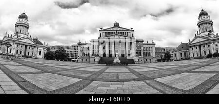 Panorama auf dem Gendarmenmarkt mit dem Konzerthaus, flankiert von den Deutschen Dom (links) und französischen Dom (rechts). Stockfoto