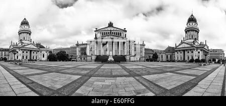 Panorama auf dem Gendarmenmarkt mit dem Konzerthaus, flankiert von den Deutschen Dom (links) und französischen Dom (rechts). Stockfoto