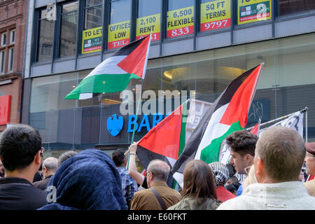 Manchester, UK. 9. August 2014. Hunderte von pro-palästinensische Demonstranten protestieren außerhalb Barclays Bank in der Market Street. Die Demonstranten werfen die Bank die israelische Besetzung des Gazastreifens zu unterstützen. Bildnachweis: Realimage/Alamy Live-Nachrichten Stockfoto