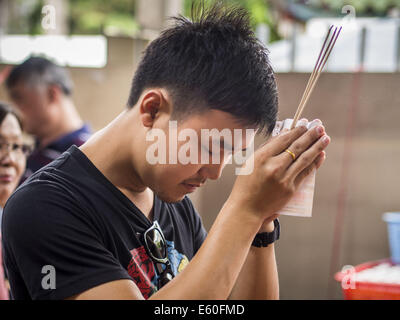 Bangkok, Thailand. 10. August 2014. Ein Mann betet am ersten Tag des Ghost Monat am Poh Teck Tung Shrine in Bangkok. Der siebte Monat des chinesischen Mondkalenders nennt man '' Ghost Monat '' während die Geister und Gespenster, einschließlich derjenigen der verstorbenen Vorfahren aus dem unteren Bereich kommen. Es ist üblich, dass Chinesen um Verdienst im Laufe des Monats durch Brennen '' Hölle Geld '' und die Geister zu essen präsentieren. Bildnachweis: Jack Kurtz/ZUMA Draht/Alamy Live-Nachrichten Stockfoto