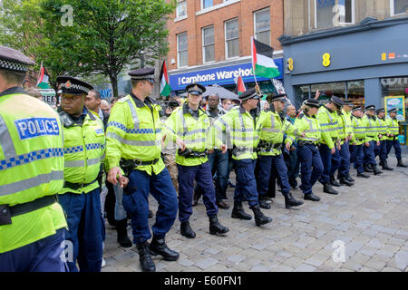 Manchester, UK. 9. August 2014. Polizei sperren die Hunderte von pro-palästinensische Demonstranten marschierten in der Market Street in einem Versuch, Schausteller zu schützen. Bildnachweis: Realimage/Alamy Live-Nachrichten Stockfoto