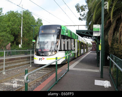 Neue E Typ Tram auf Weg Nr. 96 nach St. Kilda in Melbourne. Stockfoto